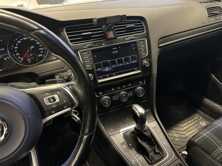 VOLKSWAGEN Golf 2015