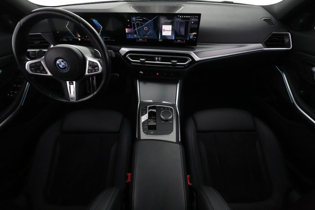 BMW 330 2023