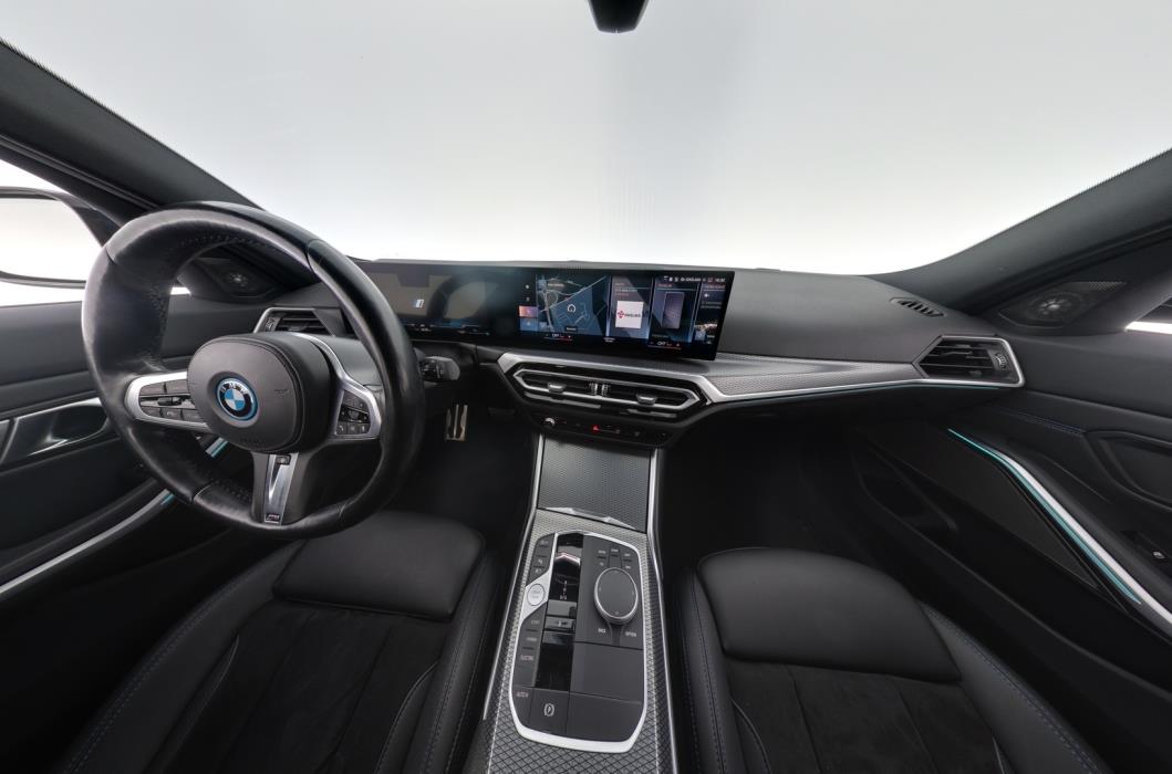 BMW 330 2023