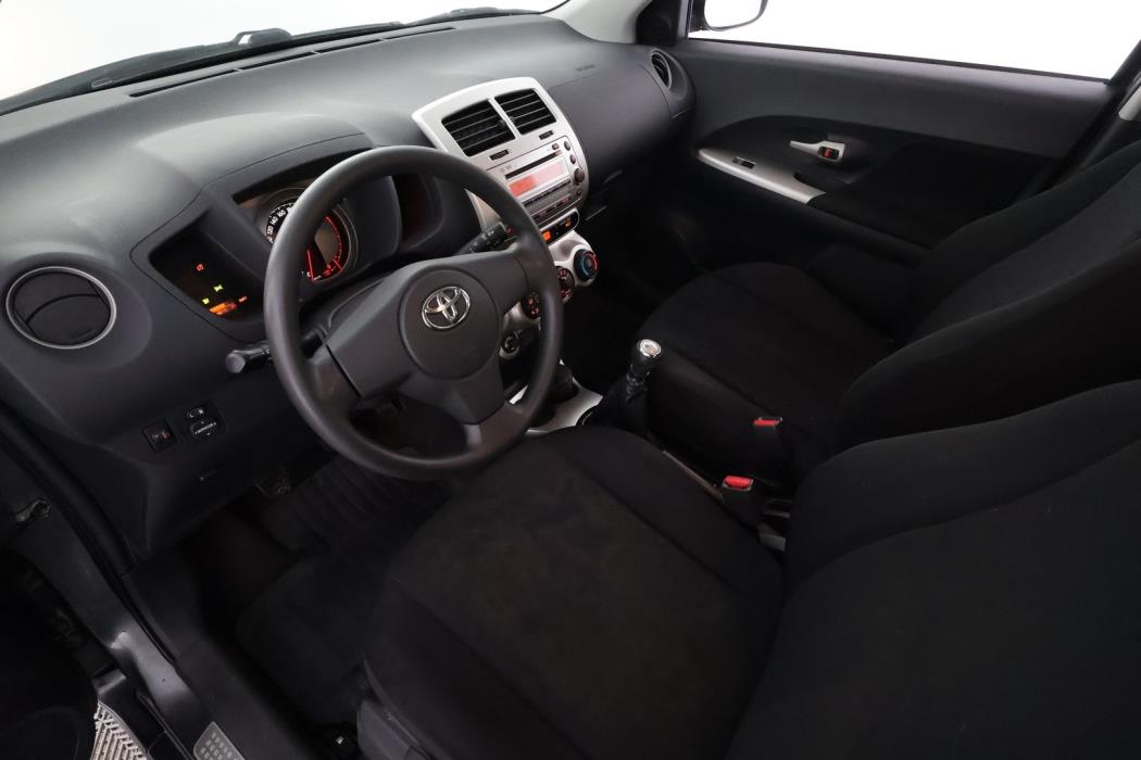 TOYOTA Urban Cruiser 2011