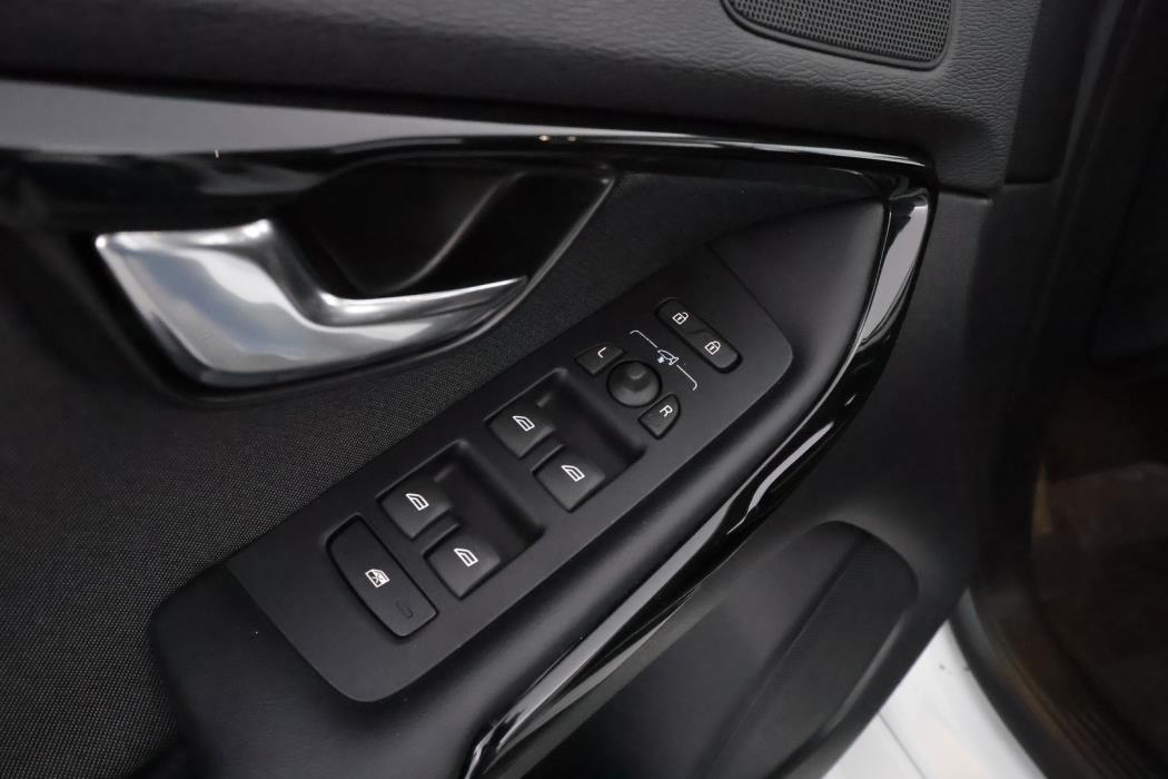 VOLVO V40 2019