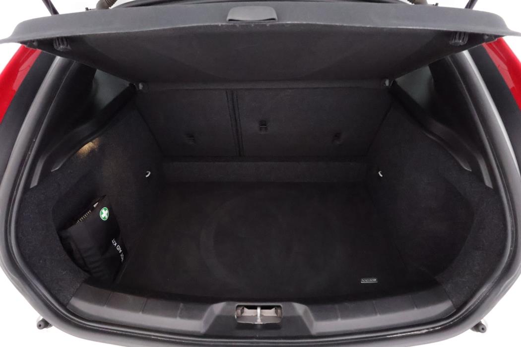 VOLVO V40 2019