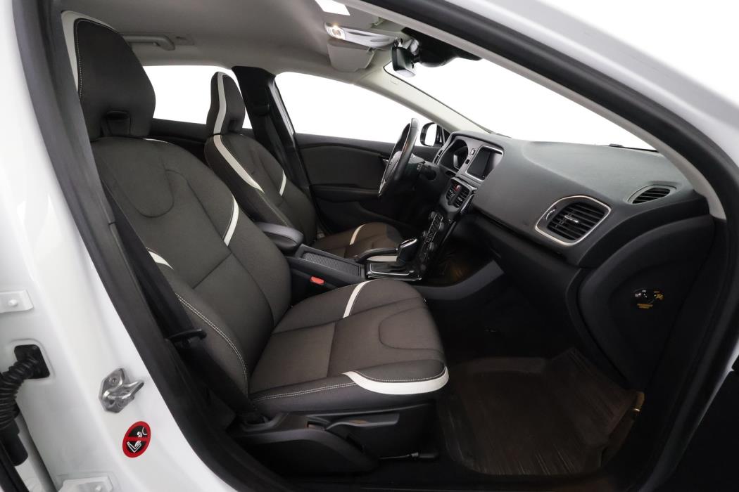 VOLVO V40 2019