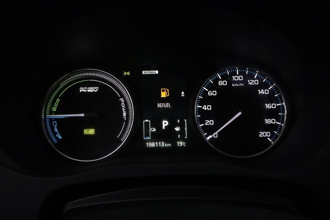 MITSUBISHI OUTLANDER PHEV 2016