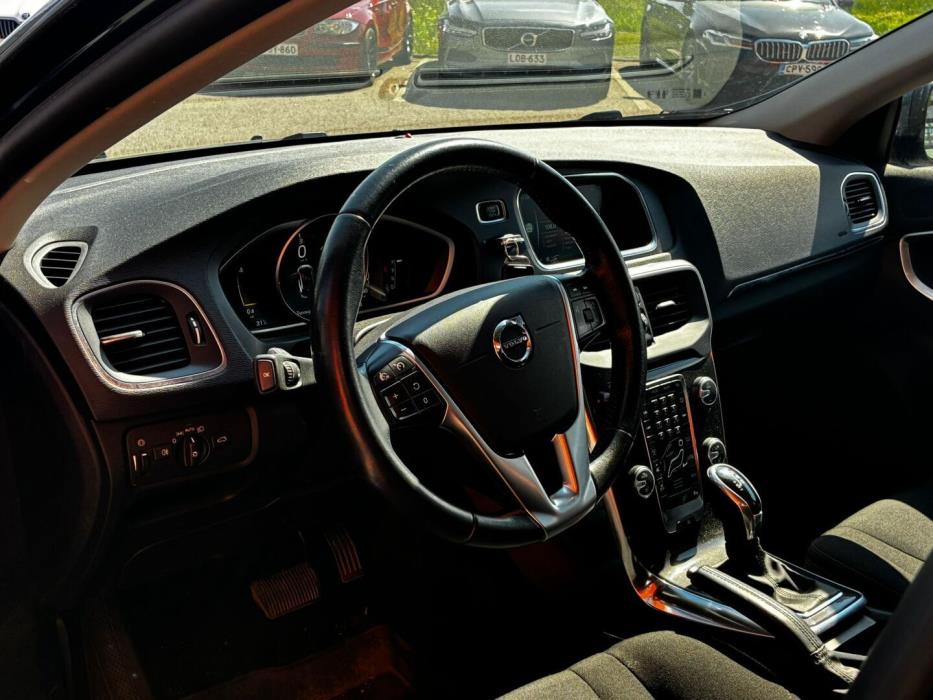 VOLVO V40 2017