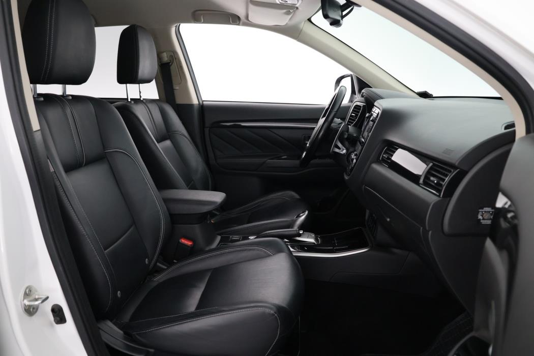 MITSUBISHI OUTLANDER PHEV 2016