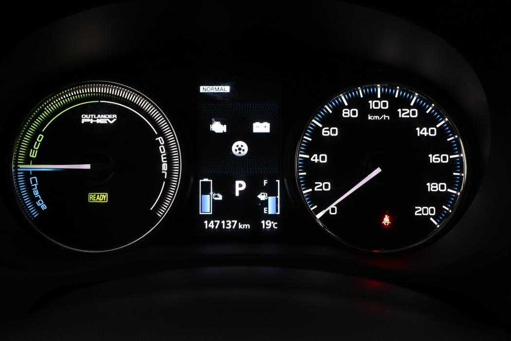 MITSUBISHI OUTLANDER PHEV 2016