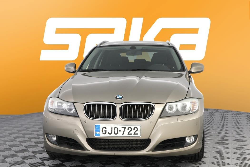 BMW 330 2011