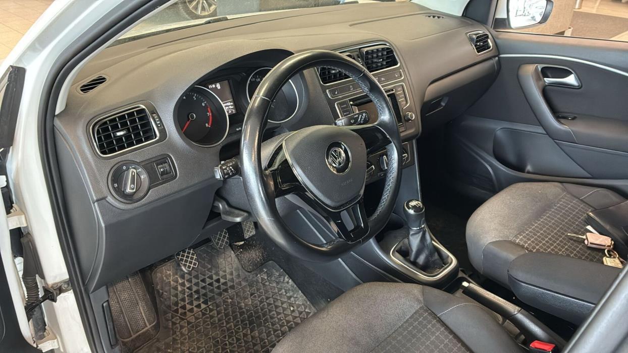 VOLKSWAGEN Polo 2014