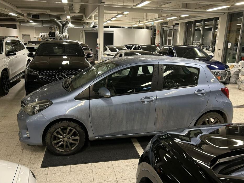 TOYOTA Yaris 2016
