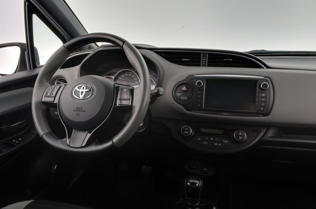 TOYOTA Yaris 2016