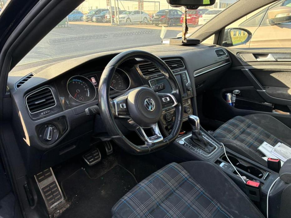 VOLKSWAGEN Golf 2016