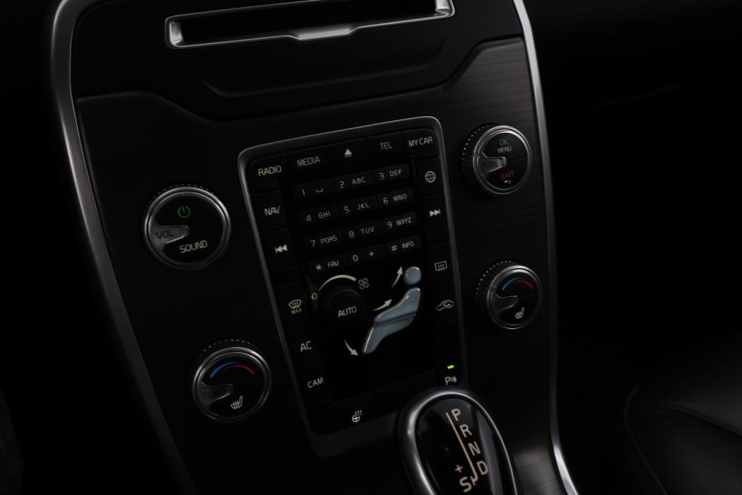 VOLVO V70 2015