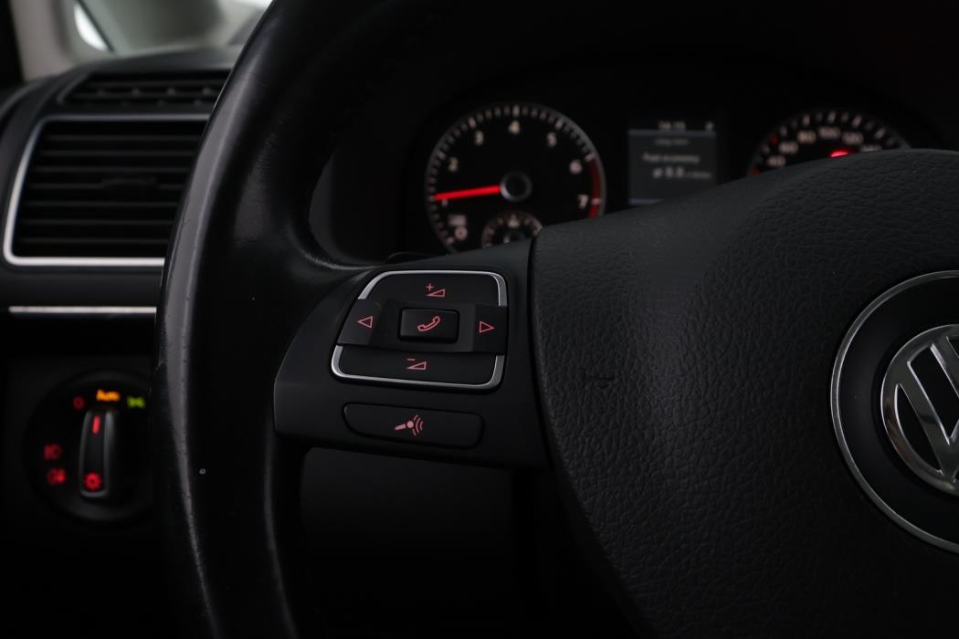 VOLKSWAGEN Touran 2011
