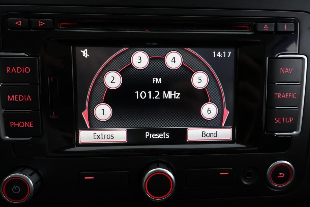 VOLKSWAGEN Touran 2011