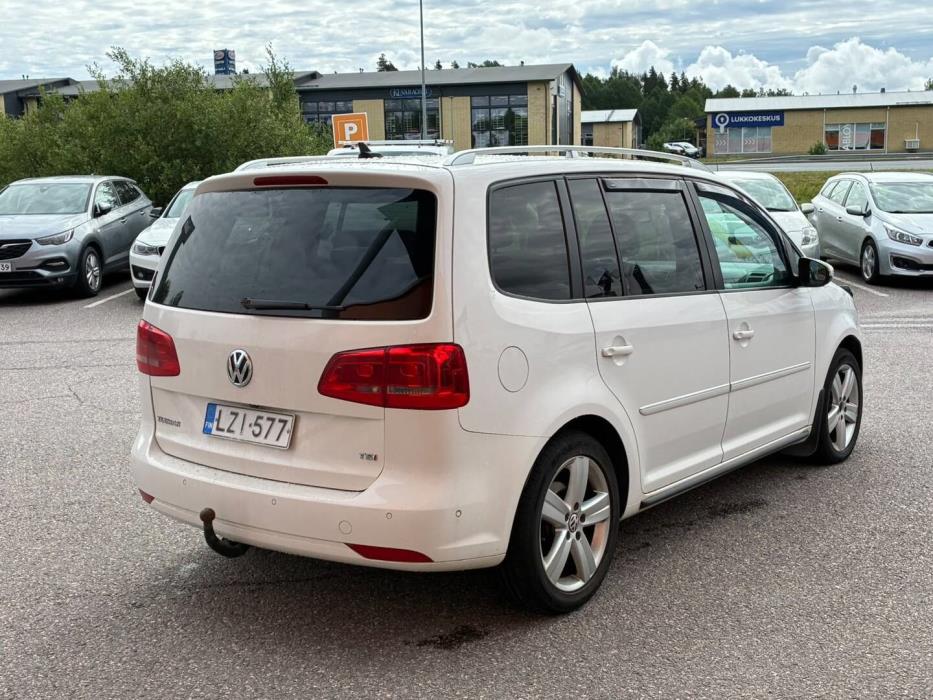 VOLKSWAGEN Touran 2011