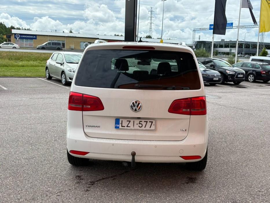 VOLKSWAGEN Touran 2011