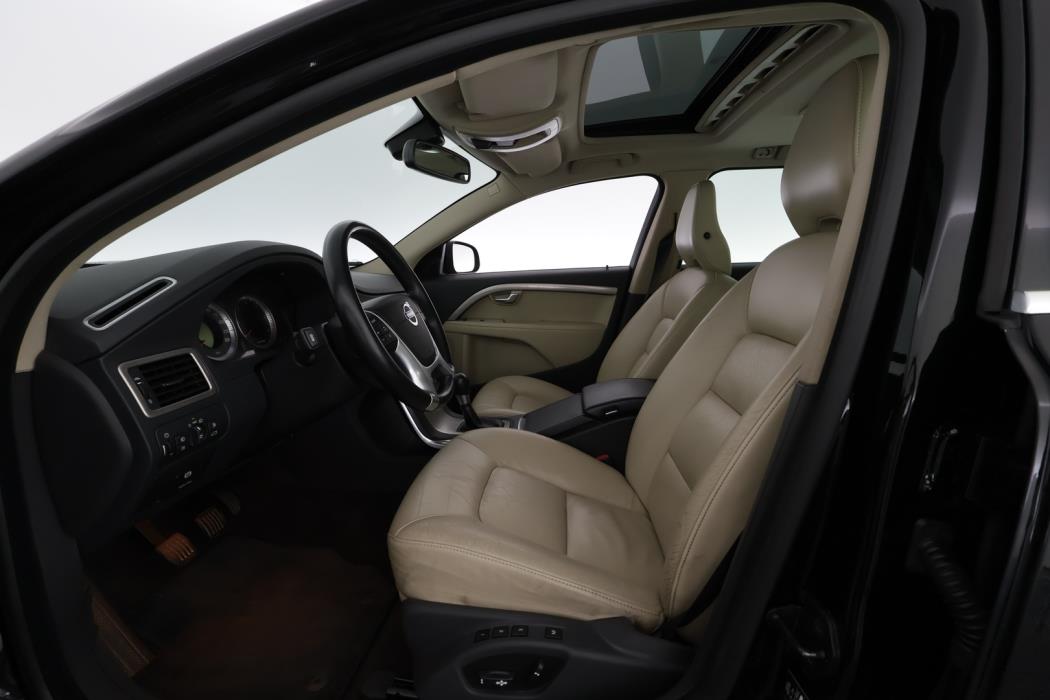 VOLVO V70 2011