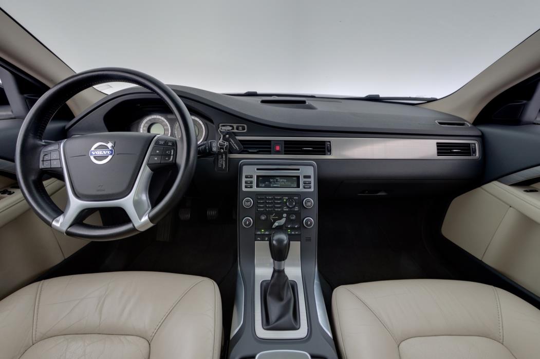 VOLVO V70 2011