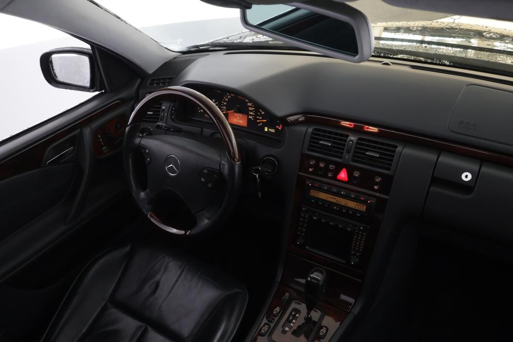 MERCEDES-BENZ E 2001