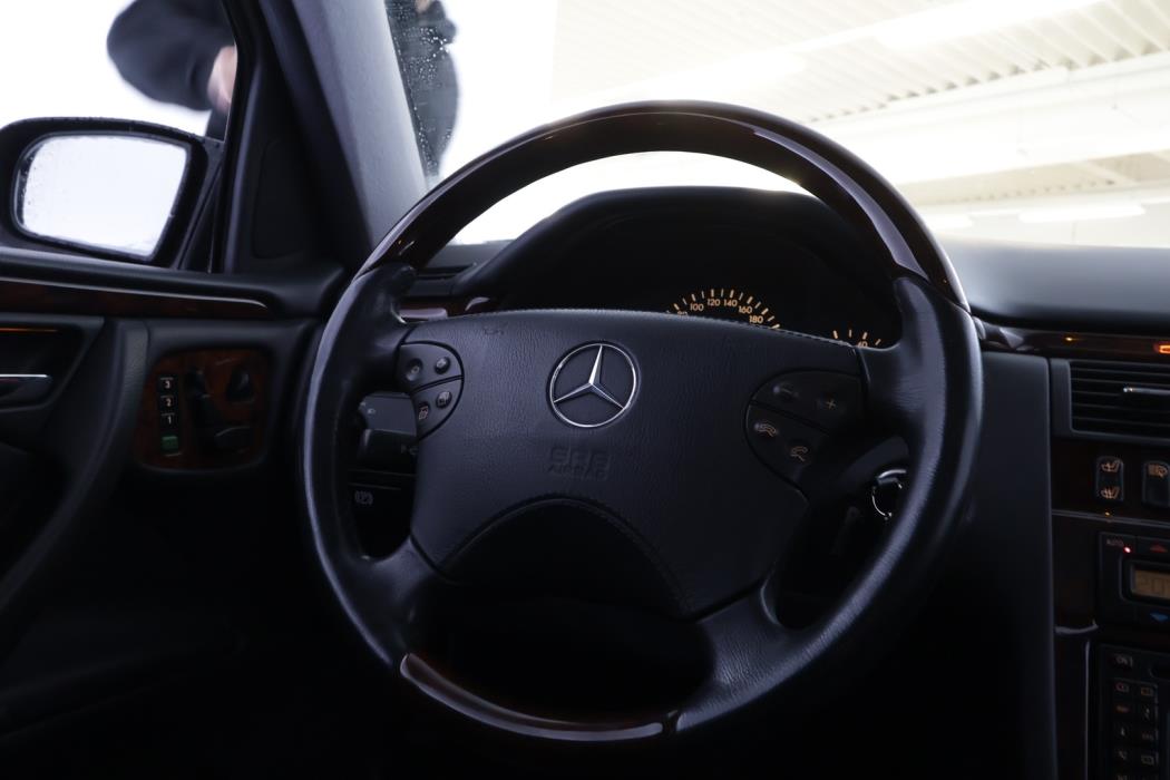 MERCEDES-BENZ E 2001