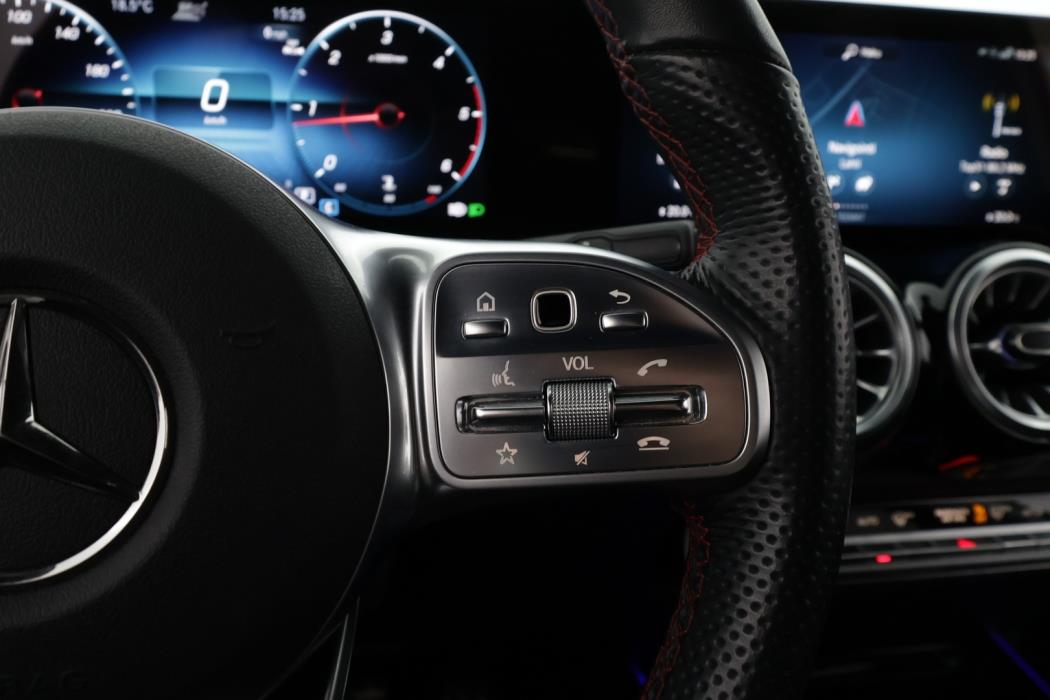 MERCEDES-BENZ GLB 2023