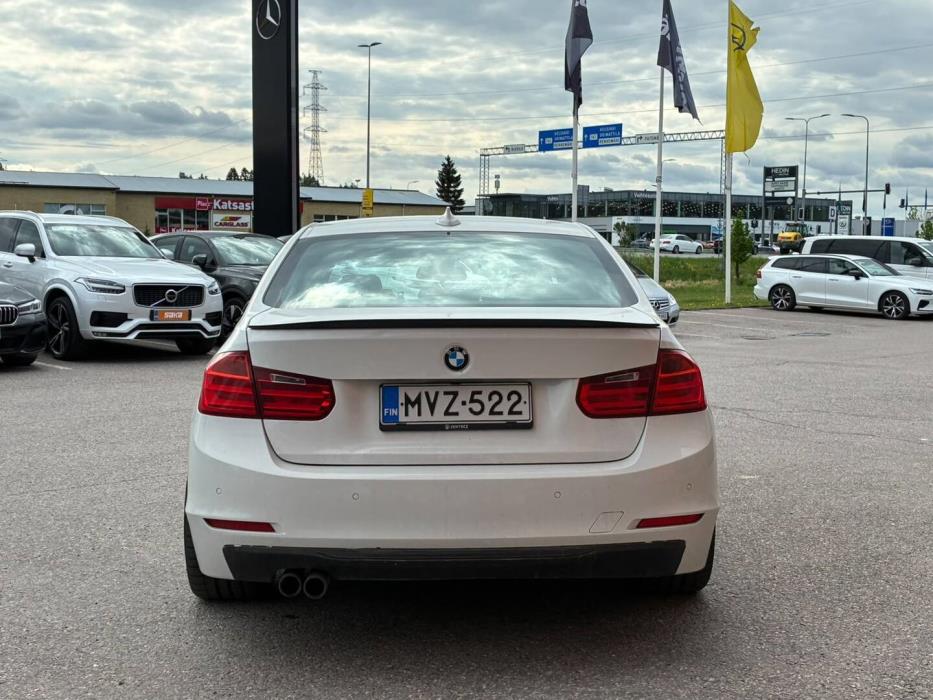 BMW 330 2012