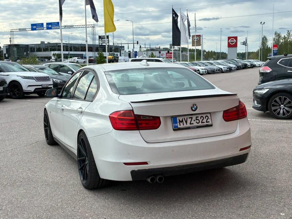 BMW 330 2012