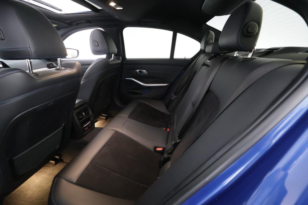 BMW 330 2019