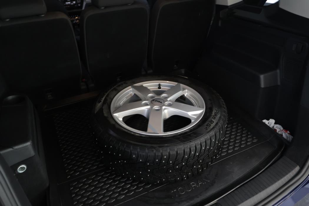 VOLKSWAGEN Touran 2016