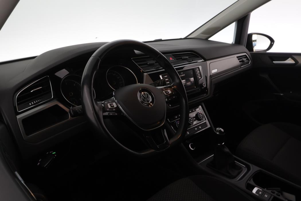 VOLKSWAGEN Touran 2016