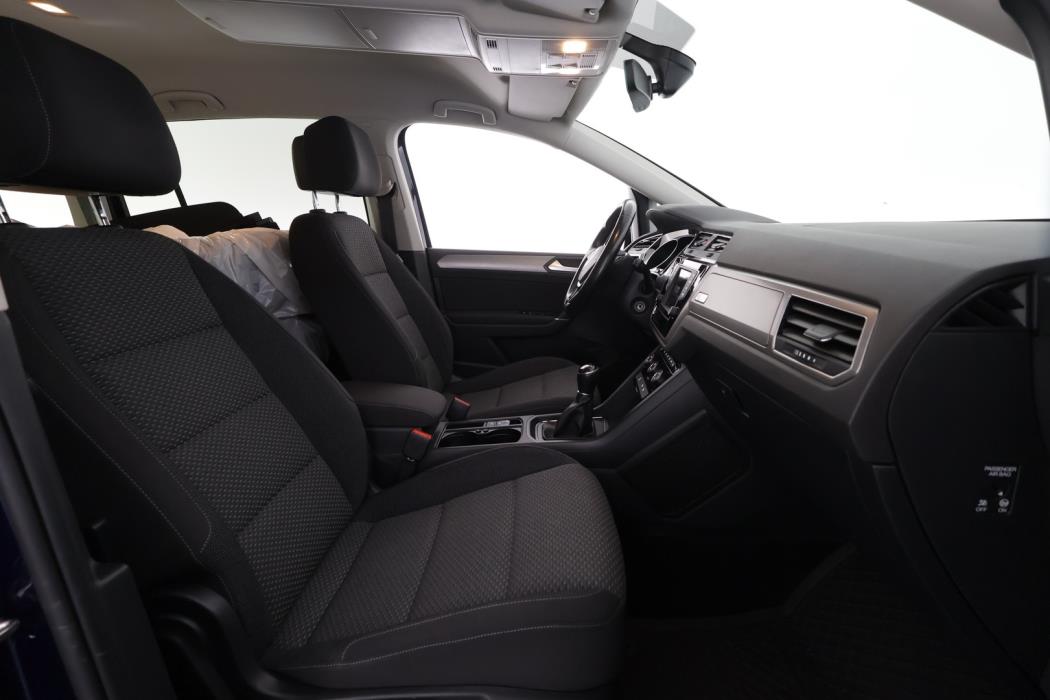 VOLKSWAGEN Touran 2016