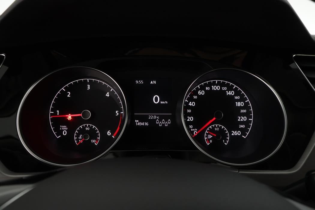 VOLKSWAGEN Touran 2016