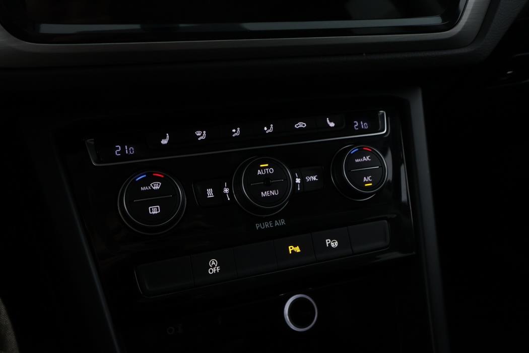 VOLKSWAGEN Touran 2016