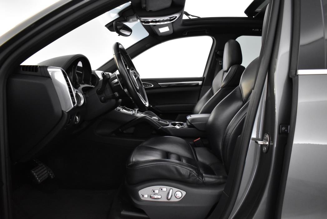 PORSCHE Cayenne 2016
