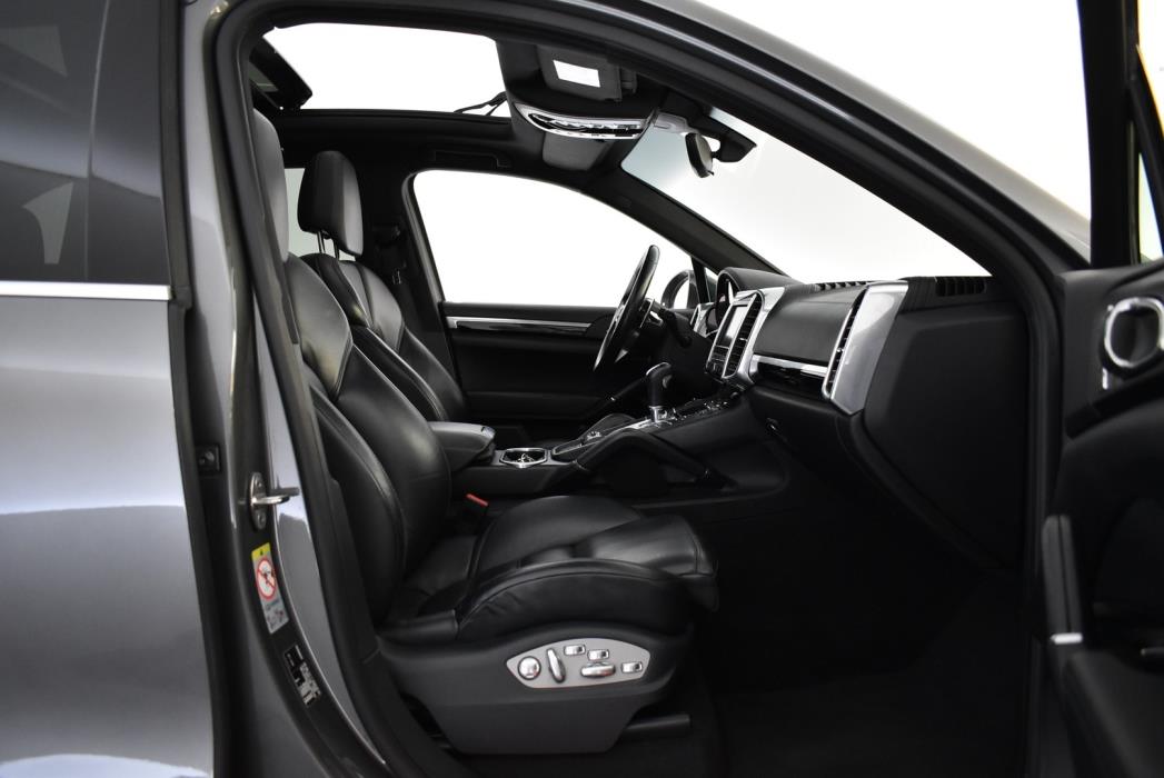 PORSCHE Cayenne 2016