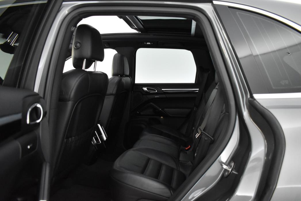 PORSCHE Cayenne 2016