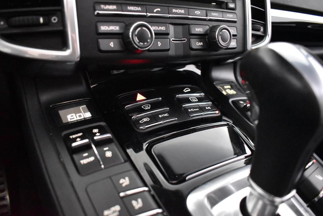 PORSCHE Cayenne 2016