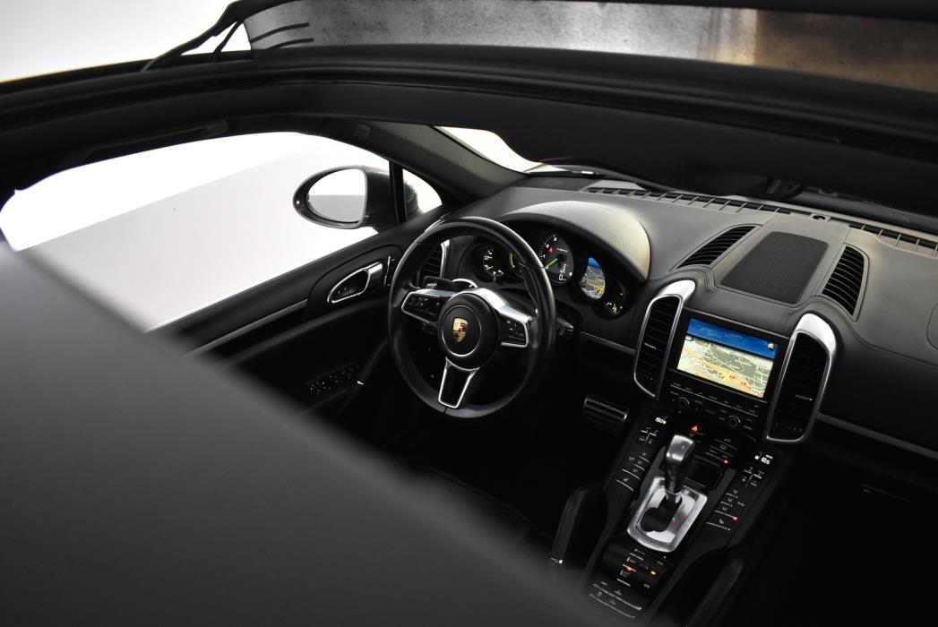 PORSCHE Cayenne 2016