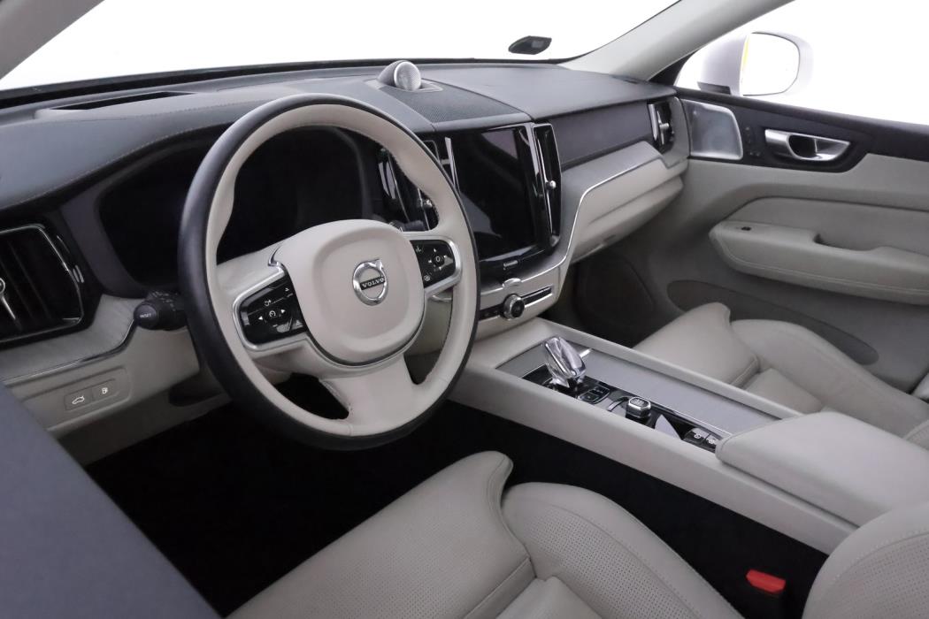VOLVO XC60 2023