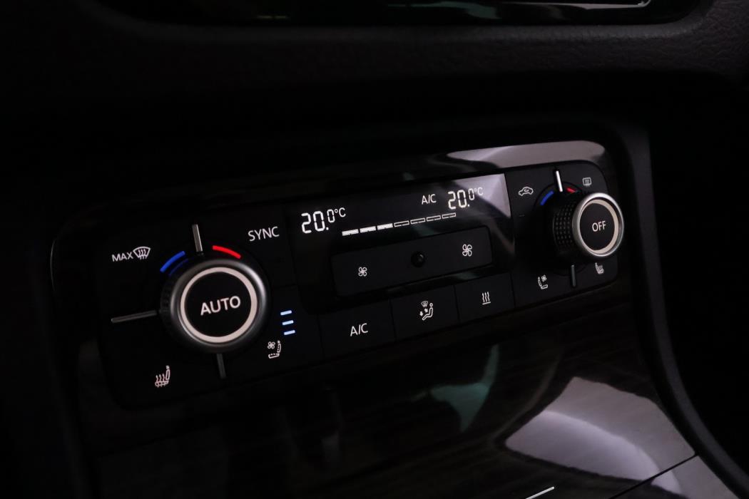 VOLKSWAGEN Touareg 2015