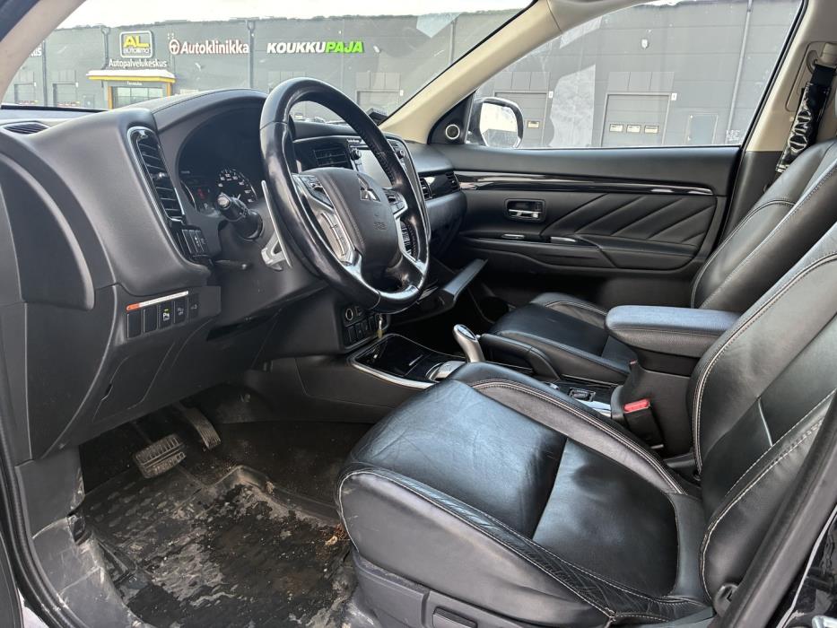MITSUBISHI OUTLANDER PHEV 2016