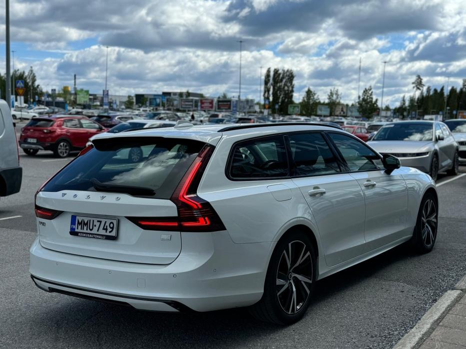 VOLVO V90 2023
