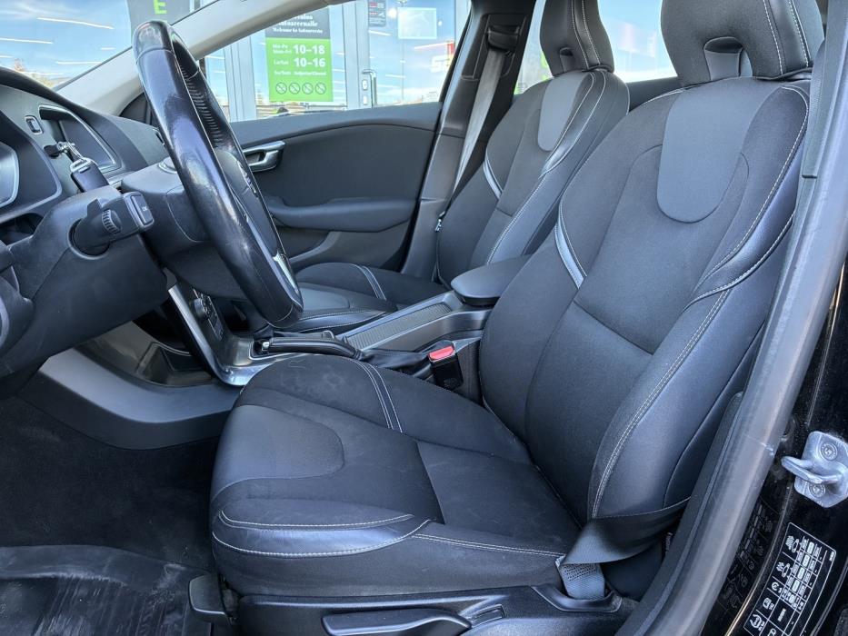 VOLVO V40 2016
