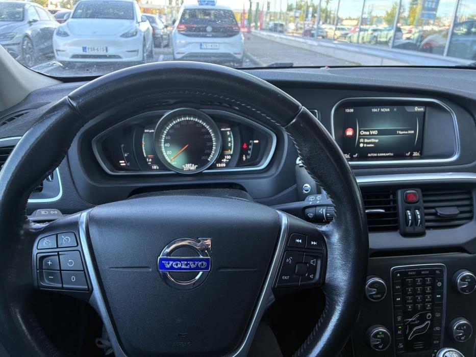 VOLVO V40 2016