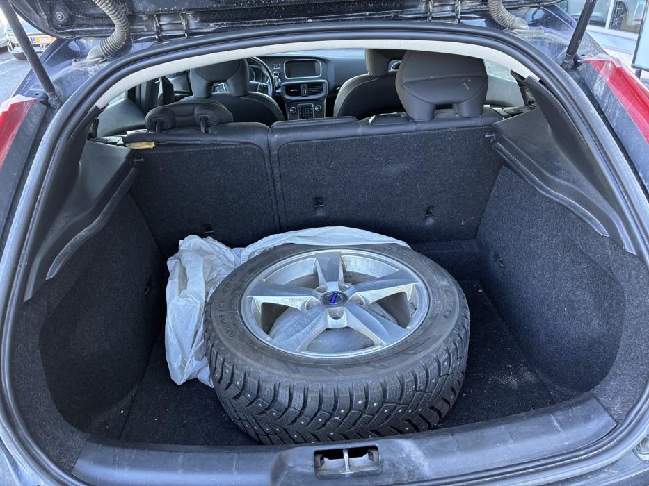 VOLVO V40 2016