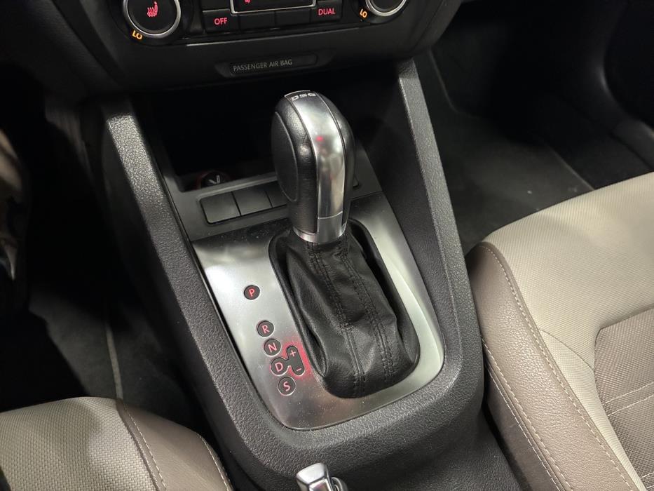 VOLKSWAGEN Jetta 2012