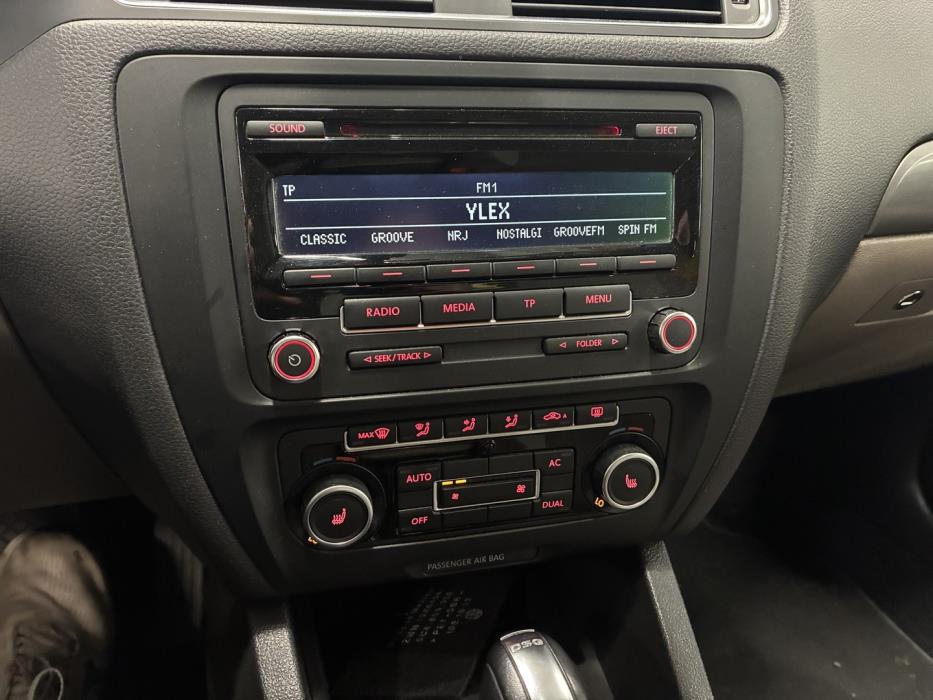 VOLKSWAGEN Jetta 2012