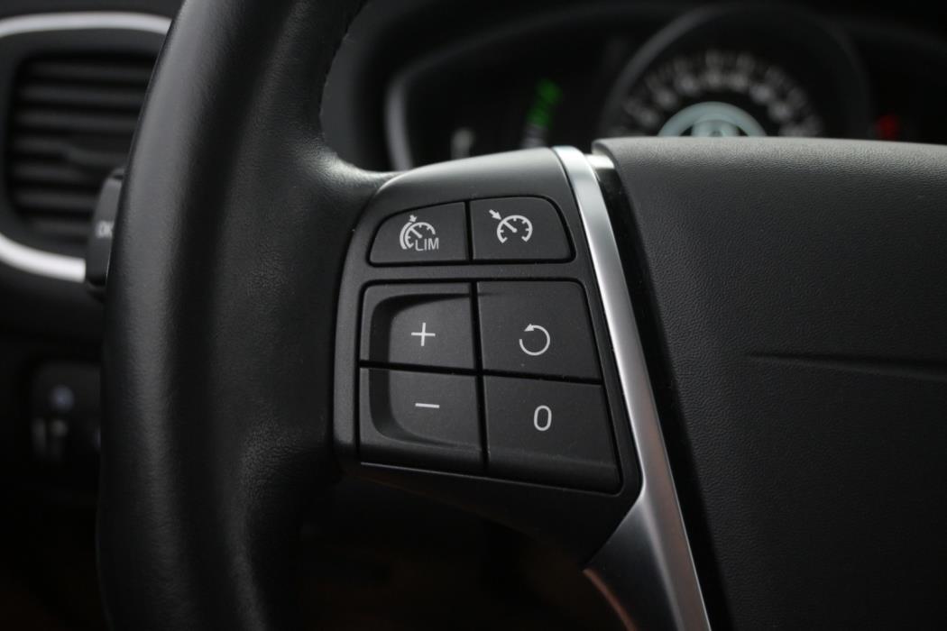 VOLVO V40 2017