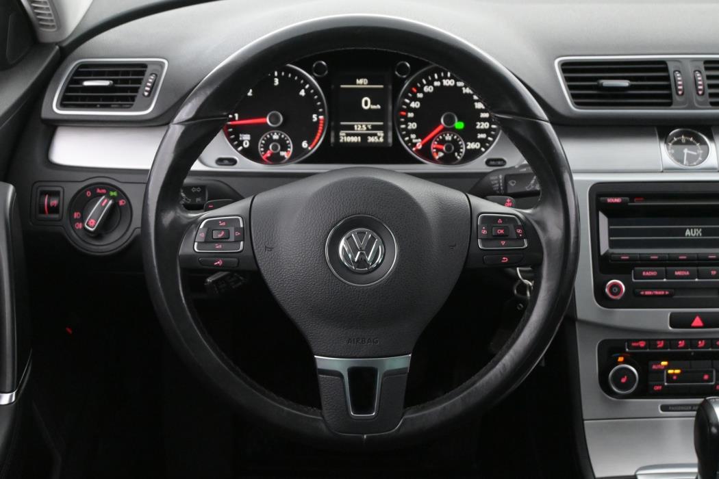 VOLKSWAGEN Passat 2012